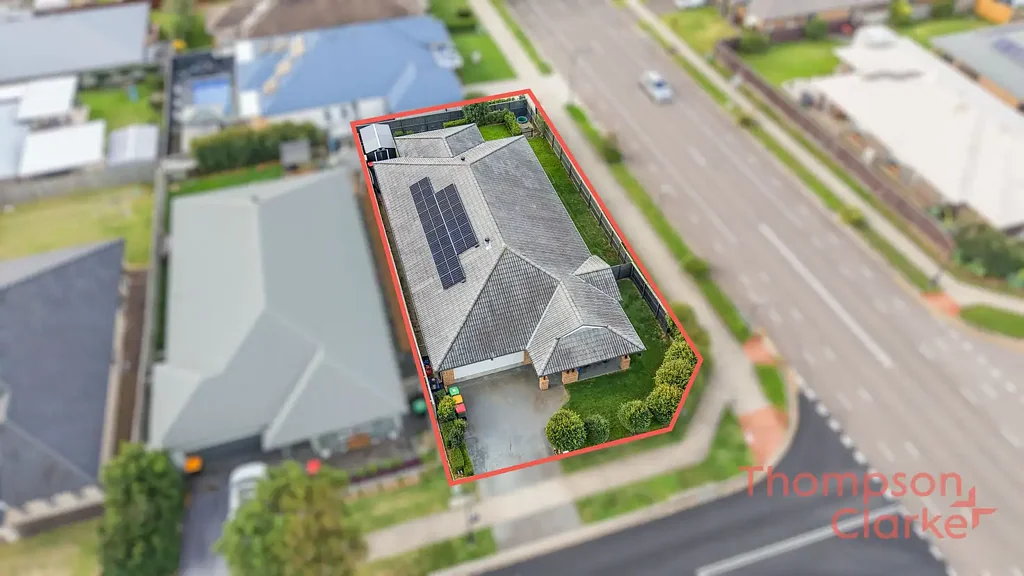Chisholm 4房  Stylish Corner Block Family Home with Side Access, Solar and Exceptional Privacy