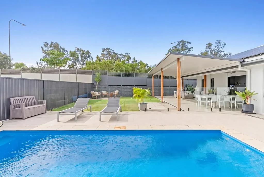 Pimpama 4Zimmer MODERN FAMILY LIVING WITH DUAL MASTER SUITES, MINERAL POOL & PREMIUM UPGRADES