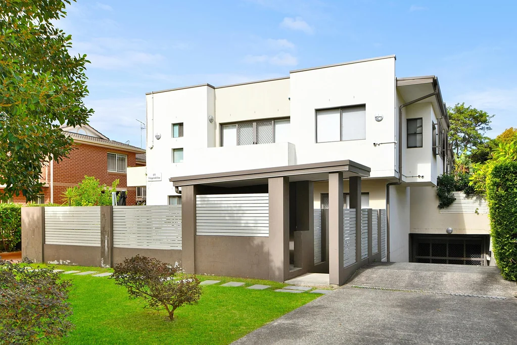 Maroubra 3房 安静私密联排 三卧主套独立浴缸 现代不锈钢电器 海岸近邻庭院连通 低维护随时入住 Modern Townhouse in a Boutique Collection Moments to Maroubra Beach