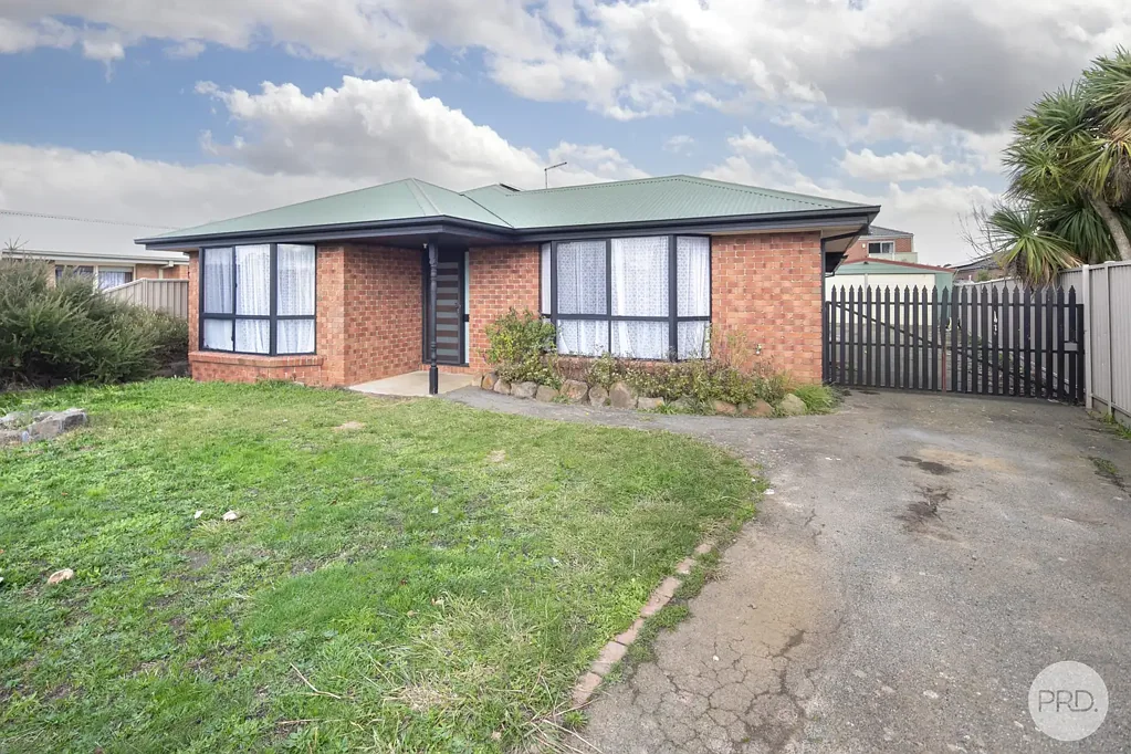 CHARMING 3 BEDROOM HOME WITH LARGE GARAGE