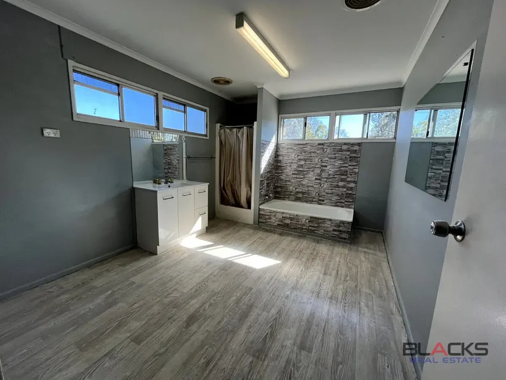 Dysart 7房  READY TO MOVE IN – LARGE HIGHSET HOME WITH MULTIPLE LIVING AREAS AND ROOM FOR THE WHOLE FAMILY