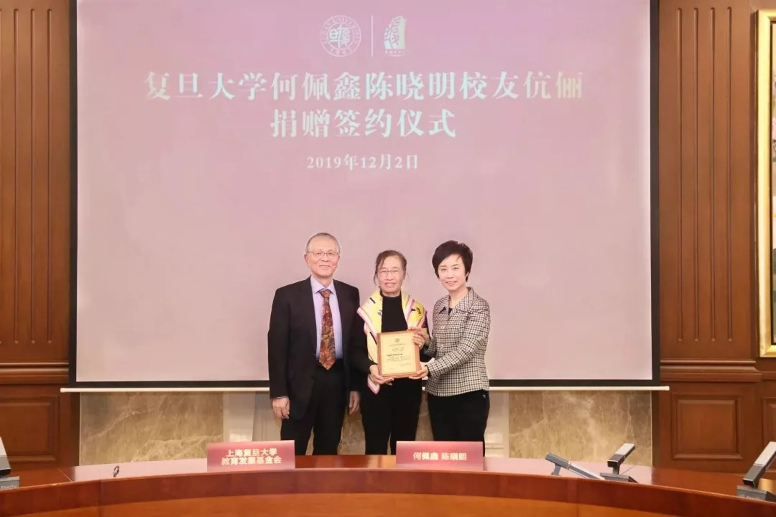 乘地铁回母校捐了1个亿,这对夫妻真帅!