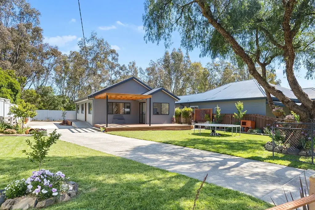 Yea 3房  Charming Fully Renovated Home in the Heart of Town