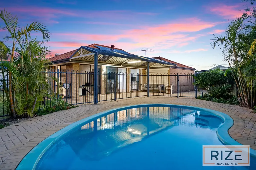 Banksia Grove 4कमरा Tranquil Outdoor Retreat with a Sparkling Pool - Walk to schools!