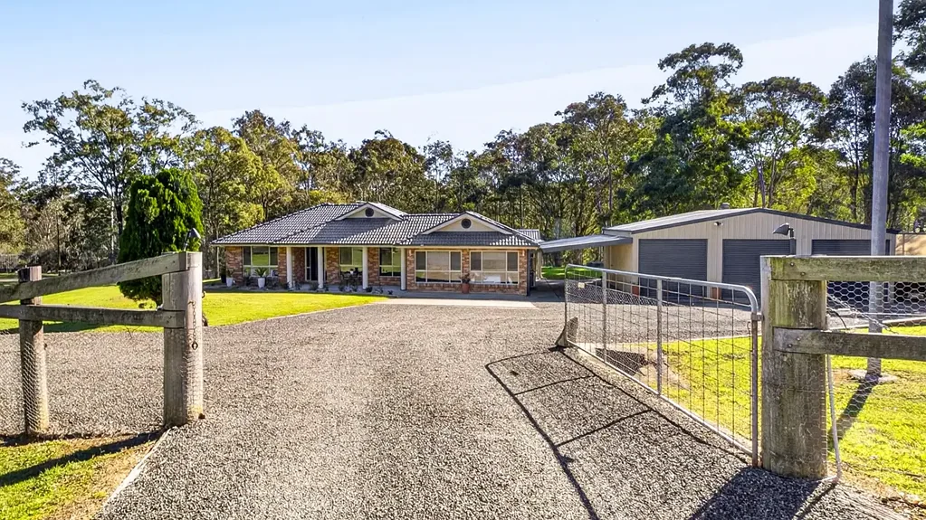 Wattle Ponds 5ਬੈੱਡਰੂਮ Peaceful Bushland Views, Expansive Outdoor Living Spaces, Luxury Family Home, 5 Bedrooms + Office, 3 Separate Living areas!
