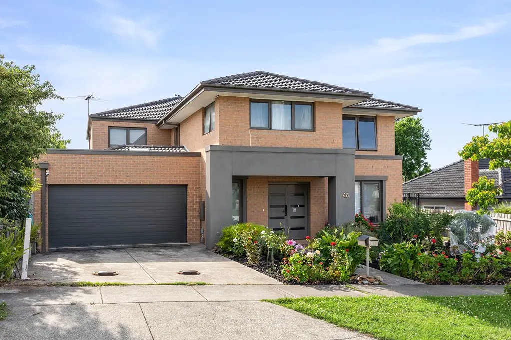 Burwood 10ਬੈੱਡਰੂਮ Spacious Family Haven or Prime Investment with Development Potential