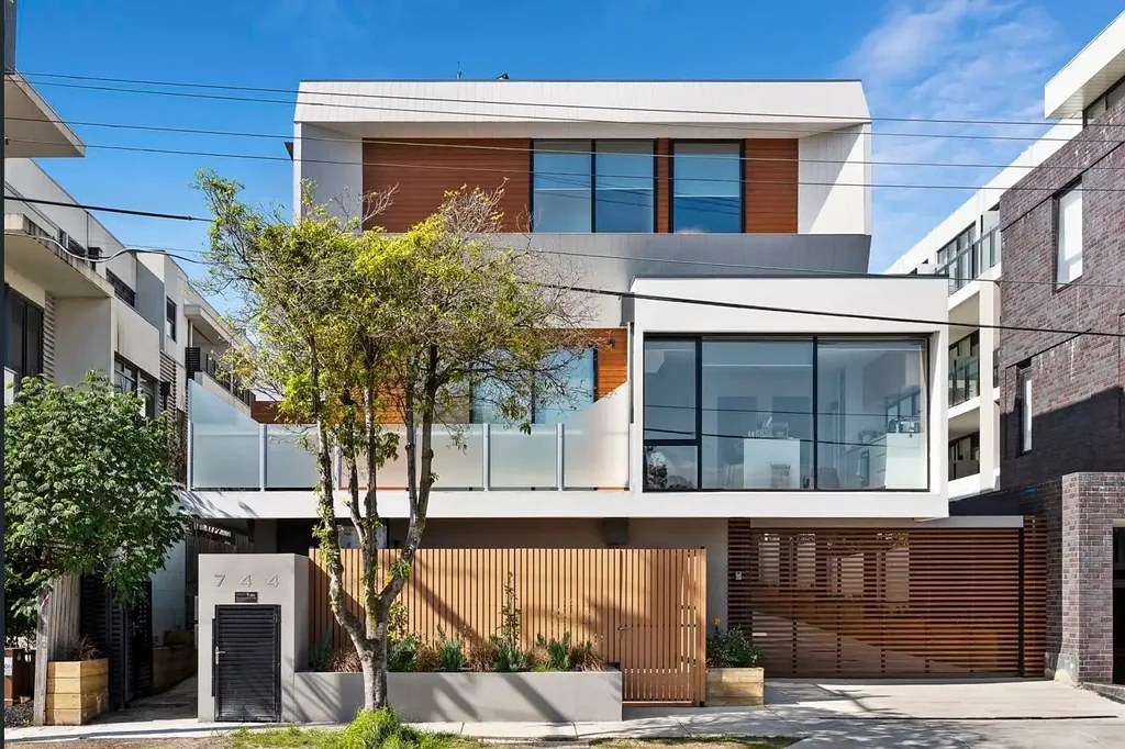 Luxury Townhouse In The Heart Of Box Hill