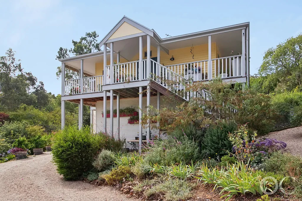 Clarendon 3房  Open the Door to Elevated Country Living