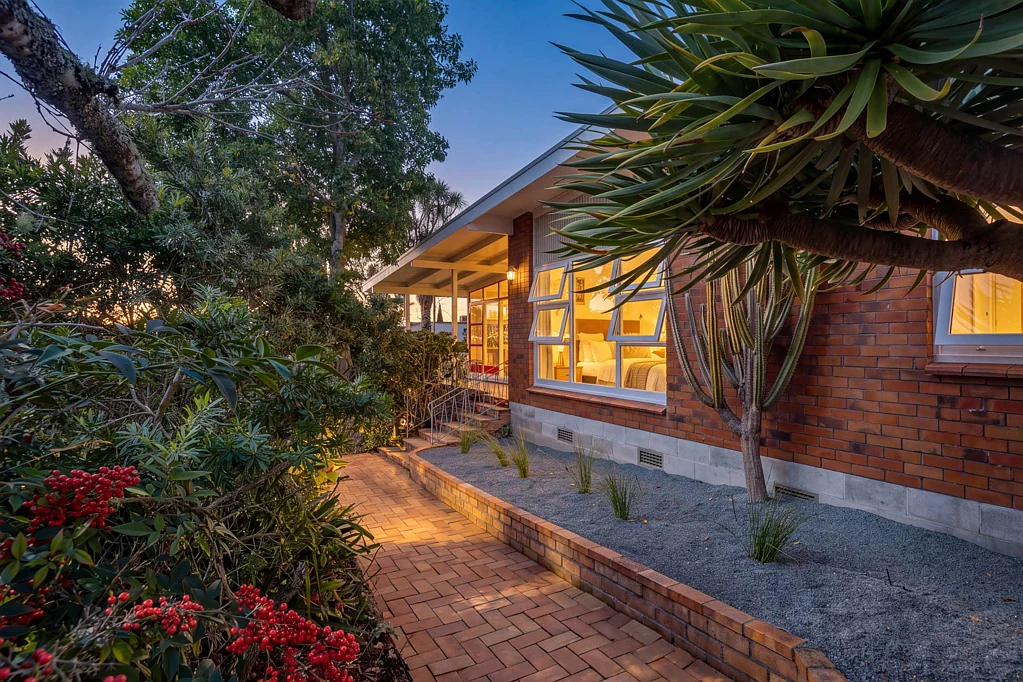 New Lynn 4 Slaapkamer Mid-Century Character - Versatile Family Living