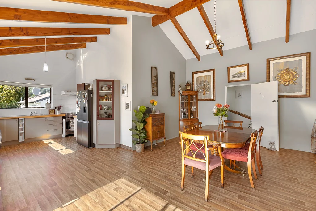 Picton 5房  Spacious Family Home with Detached Flat