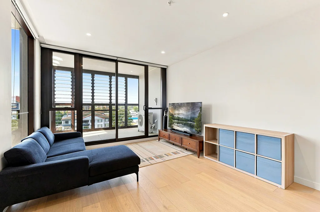 Hornsby 2房 这不是您典型的 Hornsby 公寓——顶层、阳光充足、空间出奇地宽敞！ This Is Not Your Typical Hornsby Apartment - Top-Floor, Sun-Drenched & Surprisingly Spacious!