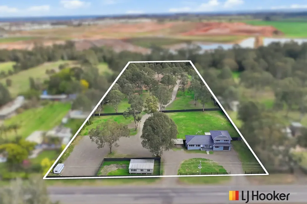 Catherine Field 5બેડરૂમ Rare Acreage, Spacious Living & Future Potential*