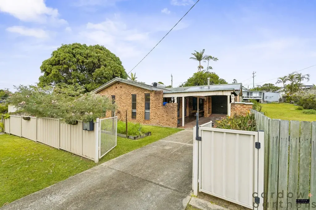 Urunga 4 Bedroom Charming 4-Bedroom Home Close to Town - Ideal for Investors, First Home Buyers, or Renovators