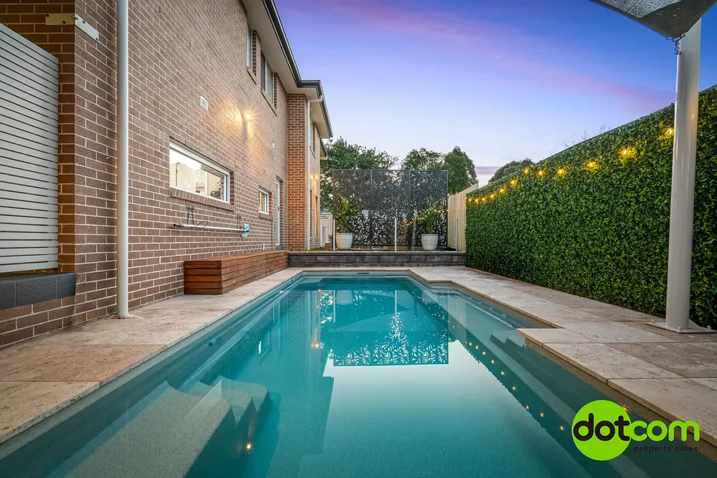Hamlyn Terrace 5房  Impressive Large Family Home with Pool & Multiple Living Zones
