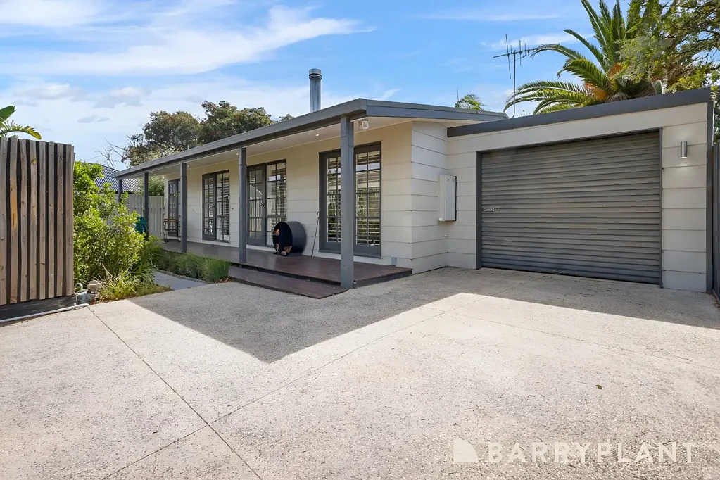 Edithvale 3 Bedroom Secluded Bayside Retreat with Seamless Indoor-Outdoor Flow