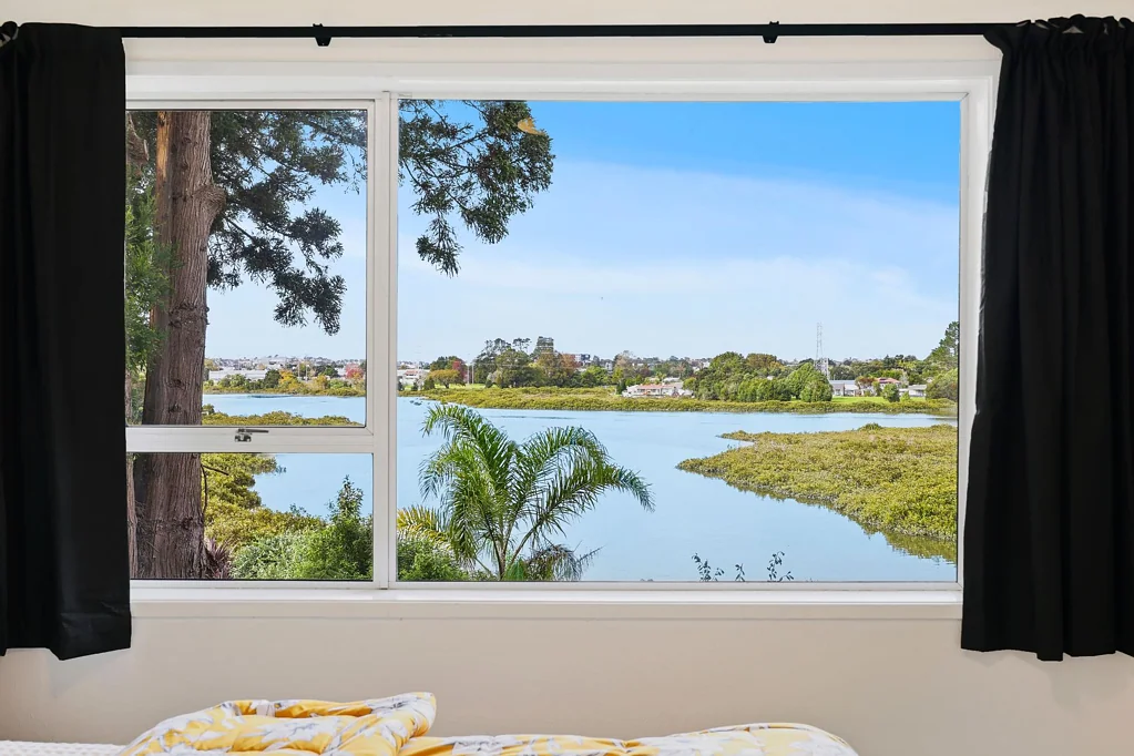 Avondale 6房  Waterfront Home & Income - Water views & Privacy