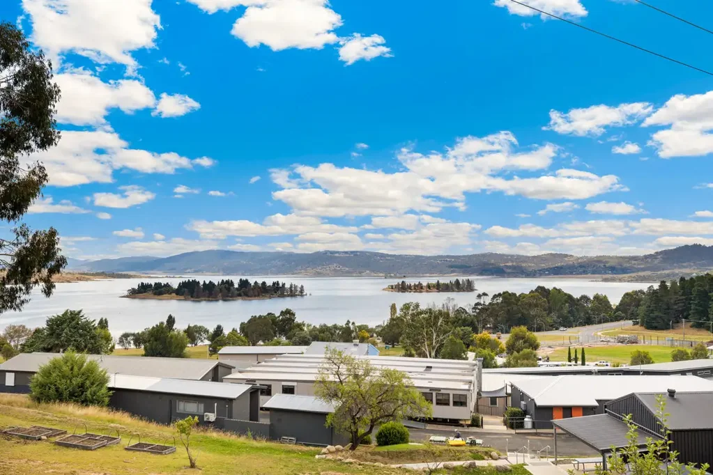 Jindabyne 4 Bedroom Exquisite Fully Renovated and Furnished Townhouse With Lake Views