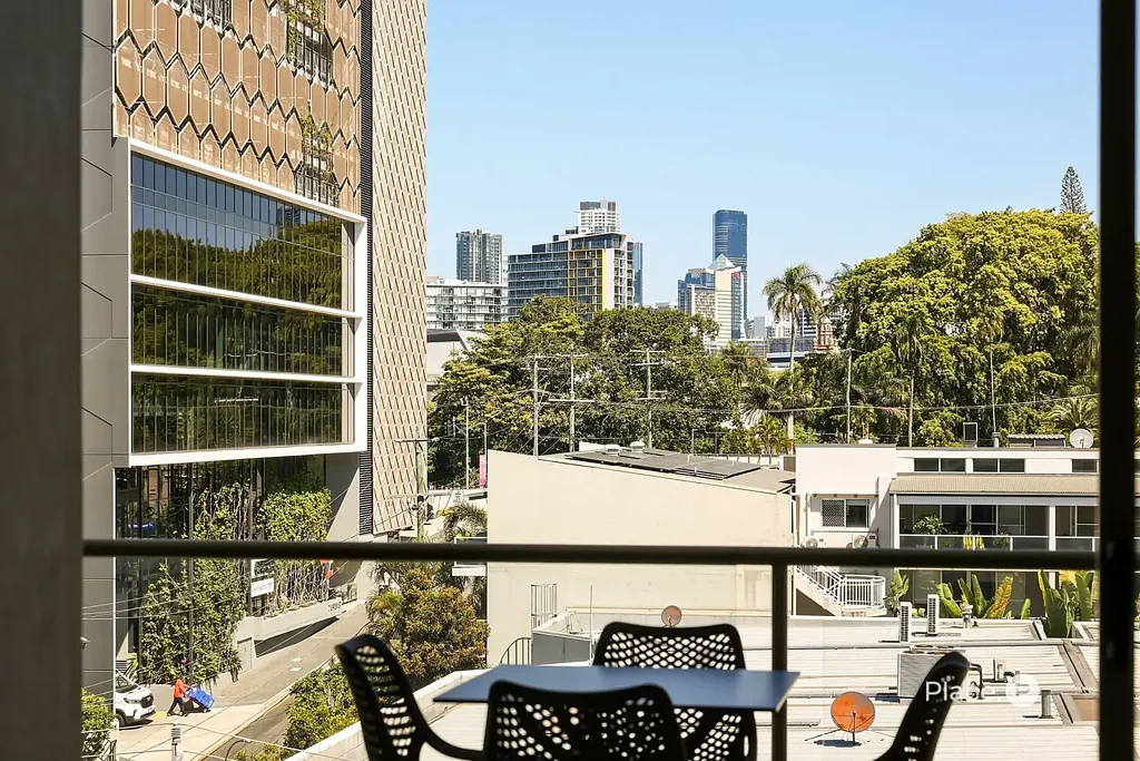 Bowen Hills 2房 120平方米的宽敞空间、度假村式设施以及市中心的便利 120sqm of Space, Resort-Style Amenities and Inner-City Convenience