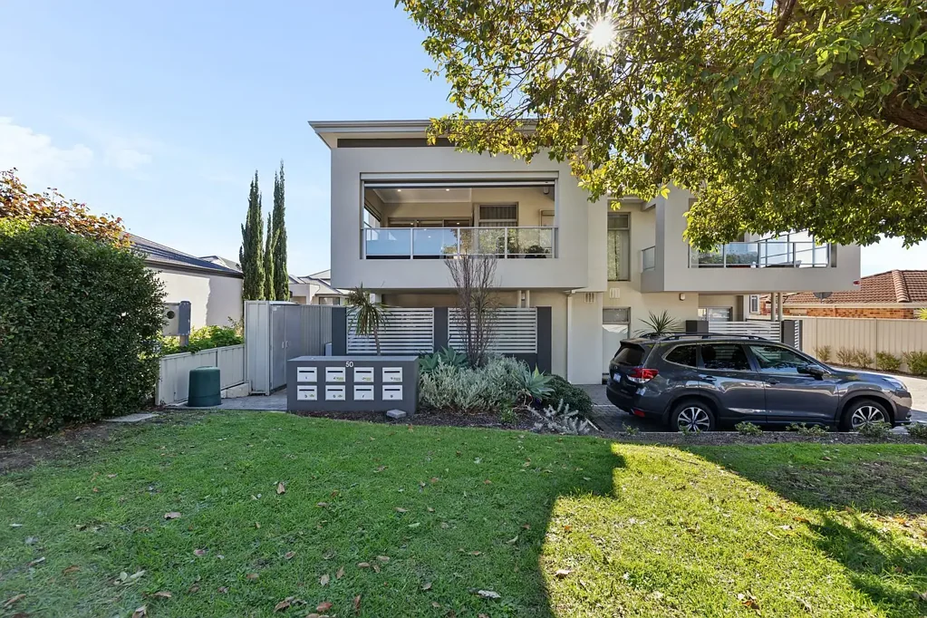 Modern, unfurnished apartment in excellent location
HOME OPEN SATURDAY 18 JULY AT 10.15AM SHARP!