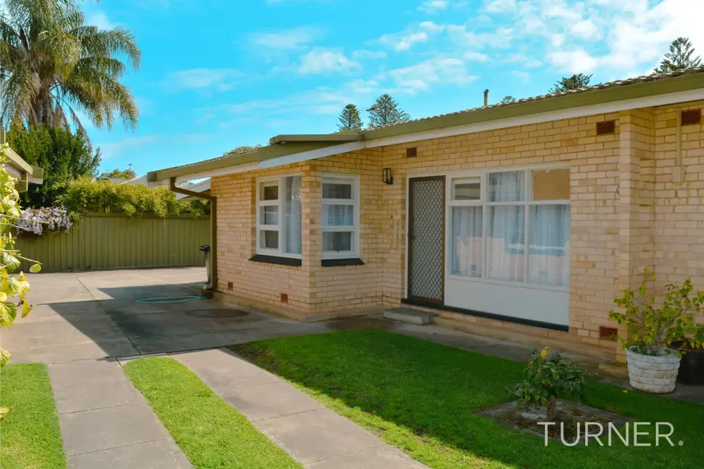 Glenelg South 2房  Fully renovated two-bedroom unit in a prime location