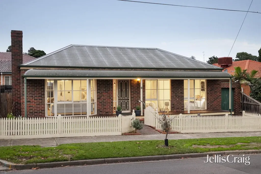 Macleod 2Zimmer Charming Period Home with Modern Comforts and a Spacious Rear Yard