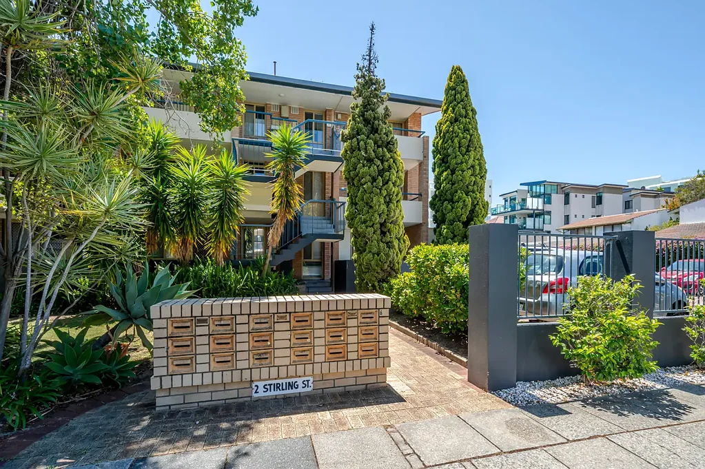 TOP FLOOR 2 X 1 UNIT IN EXCELLENT LOCATION!