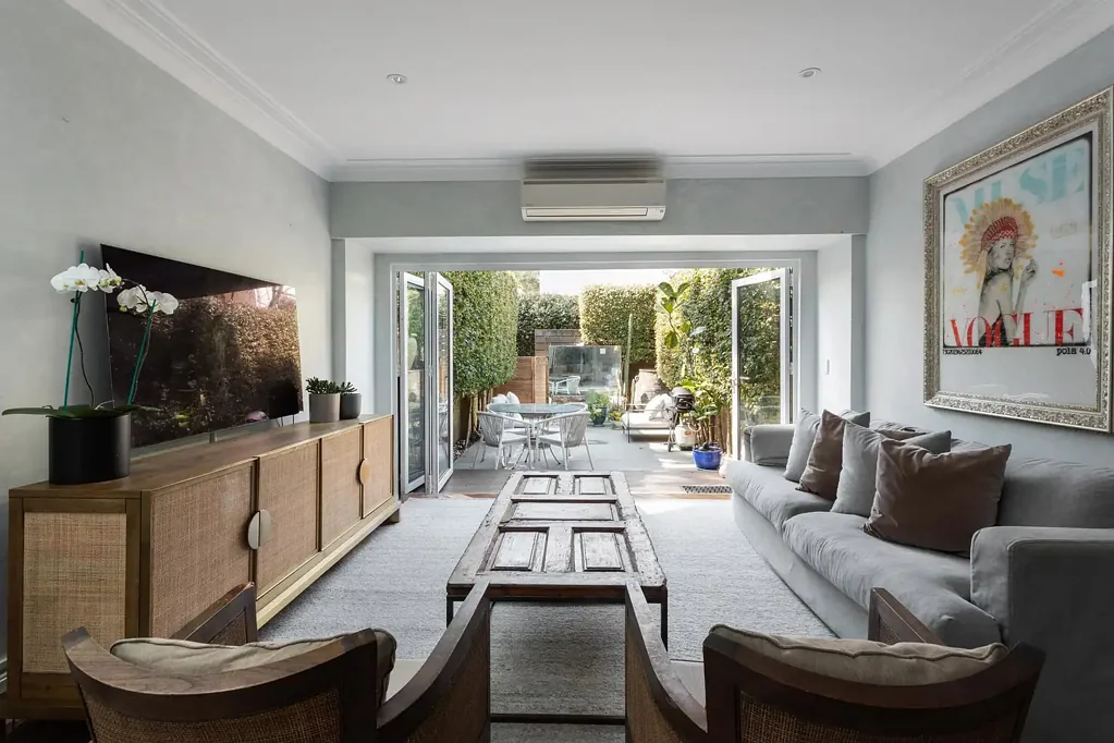 Woollahra 4房 Woollahra优雅联排 宽阔门面 大理石岛台 现代生活流 傍近名校 邻繁华中心 Sophisticated modern terrace in a blue-chip Woollahra enclave