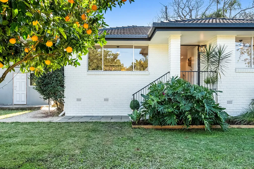 Mullumbimby 3房  Beautifully Renovated Home with Indoor-Outdoor Living & Established Gardens
