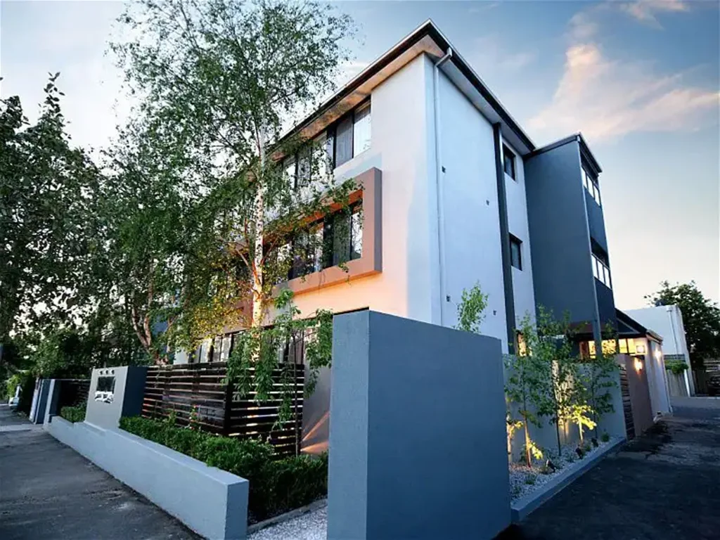 2 BEDROOM FURNISHED GROUND FLOOR APARTMENT WITH GARDEN & COURTYARD