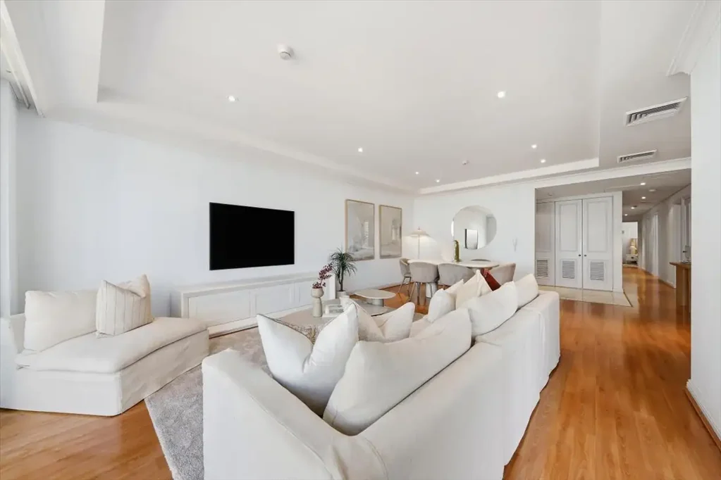 Bondi Junction 3房 安保严密高层 202sqm单层顶层 全景视野 宽敞室内外空间 主卧带步入式衣帽间 双并列车库 近Westfield交通 Penthouse 1 | Single Level House-Sized Living with District Views