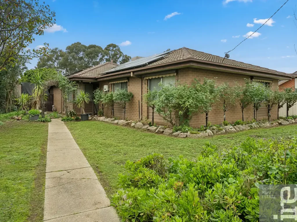 Spacious living, great features and the added bonus of a separate bungalow!!