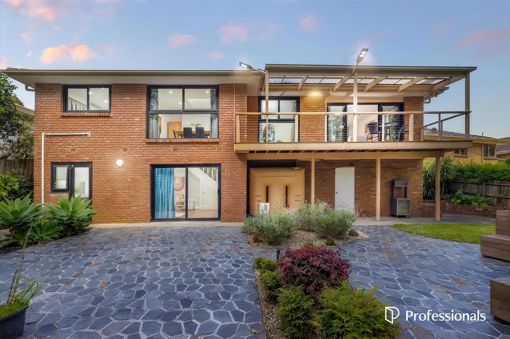 Glen Waverley 5房 全面翻新的家庭住宅，坐拥 Scotchmans Creek Trail 美景 FULLY RENOVATED FAMILY LIVING WITH SCOTCHMANS CREEK TRAIL VIEWS