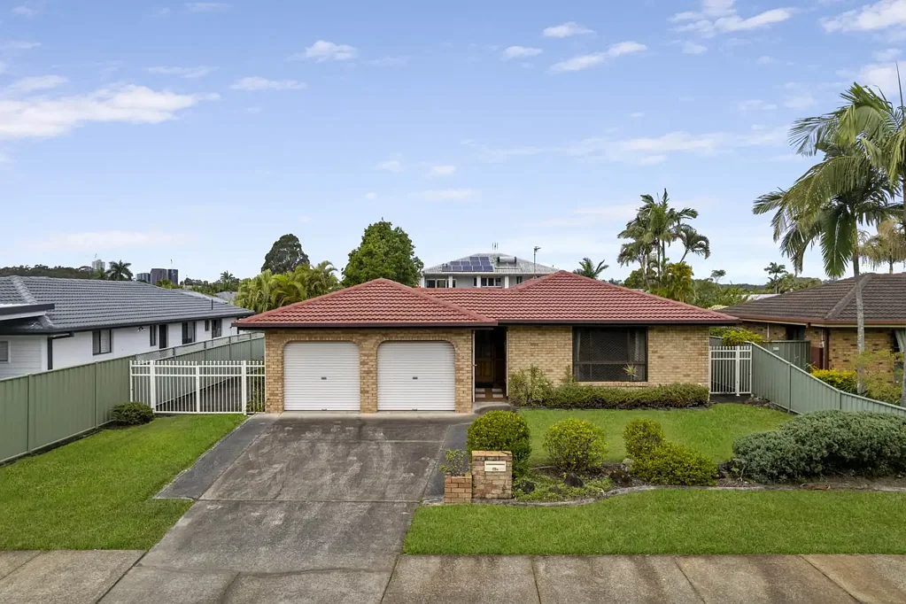 Burleigh Waters 3房  FIRST TIME TO MARKET IN 39 YEARS!