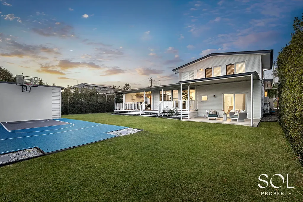 Aspley 4 Slaapkamer Palm Springs Style | Resort-Style Living | Custom Basketball Court