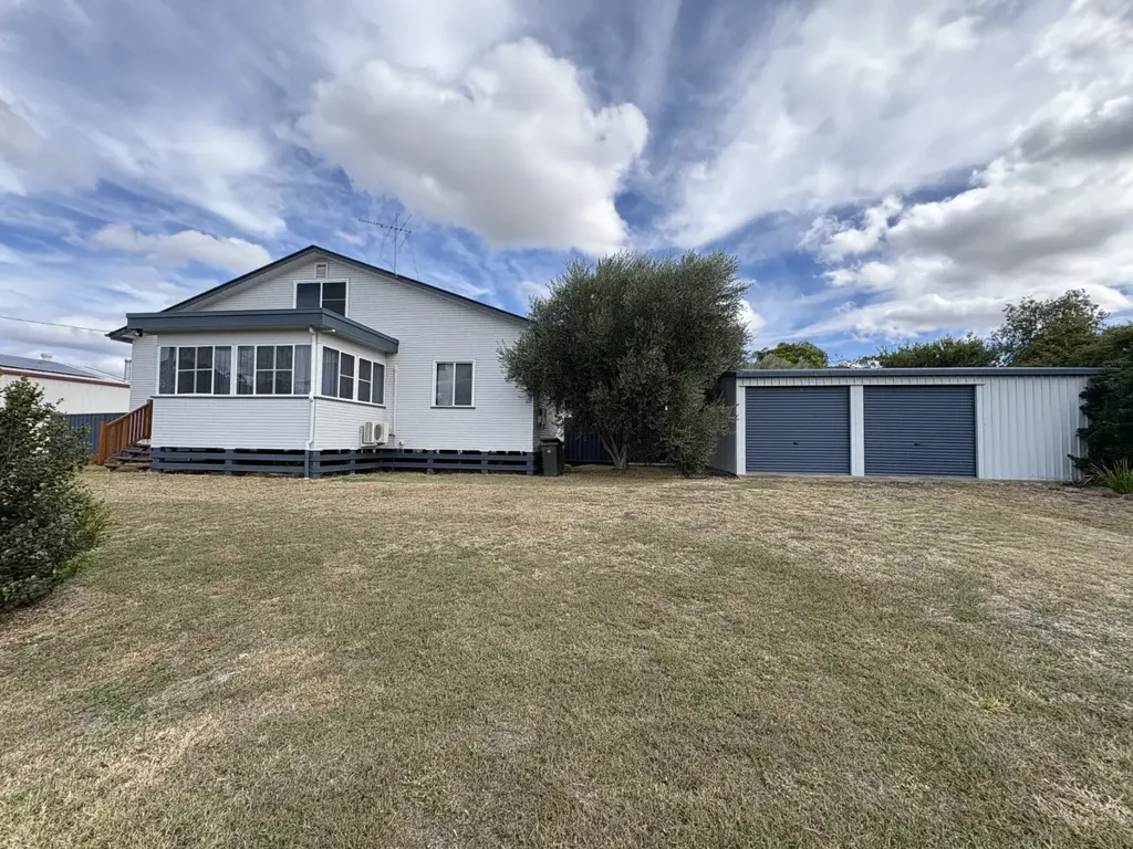 Jandowae 3房  Spacious Family Home with Character & Endless Space