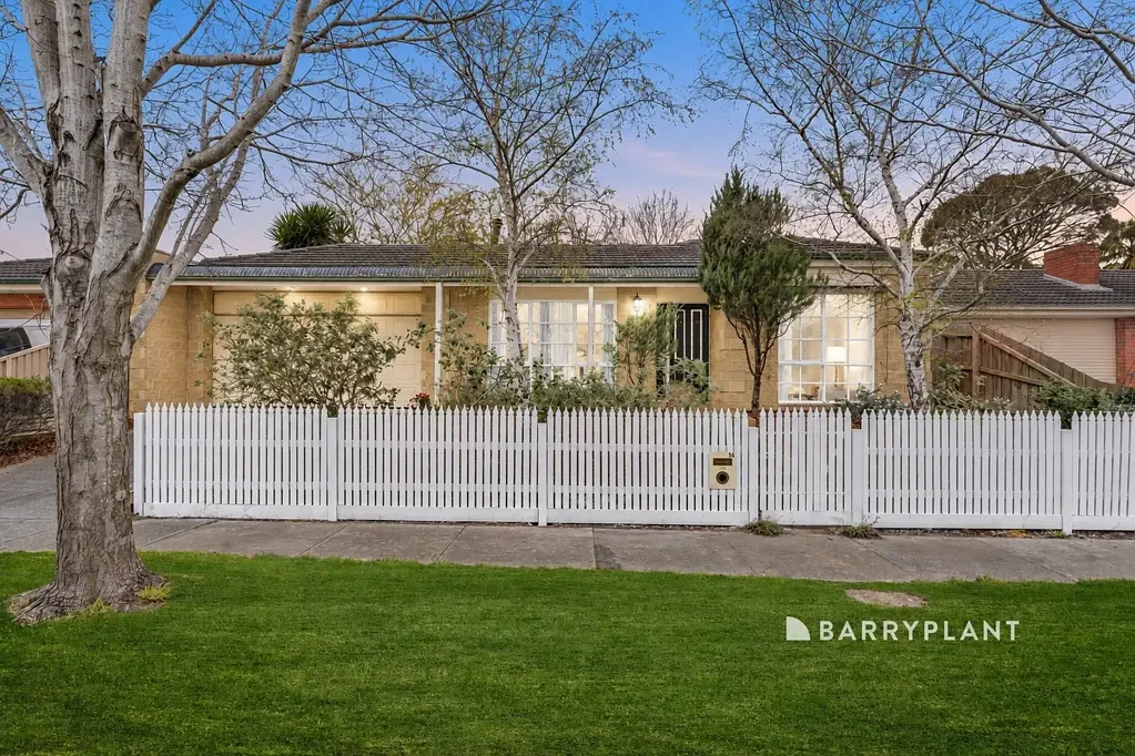 Narre Warren 4 Bedroom A Rare Find - Family Home with Dedicated Food Studio