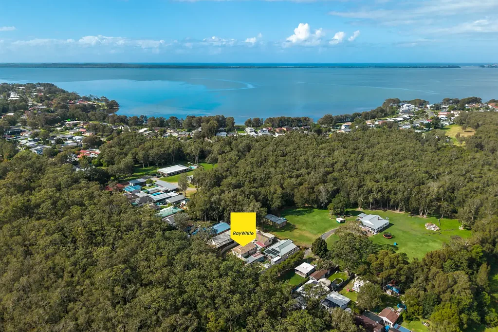 Tuggerawong 3 Slaapkamer Boutique Duplex Living, Refreshed Throughout