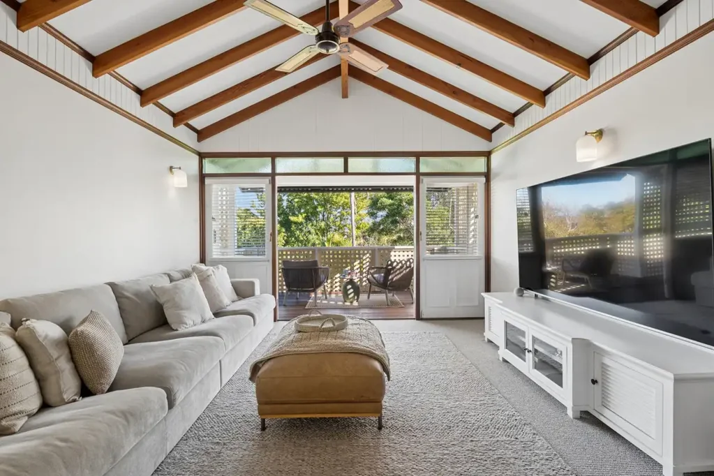 East Fremantle 3침실 Where Heritage Meets Contemporary Family Living