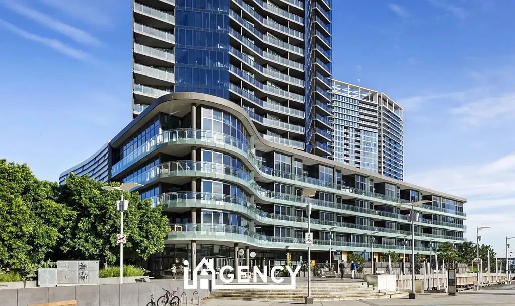 Docklands 2房 Yarra’s Edge地标 26楼瞰海景 Miele家电齐全 开放式布局 阳台日落醉人 专属车位健身房 南岸美食环绕 ELEVATED LIFESTYLE, UNMATCHED LOCATION !!!