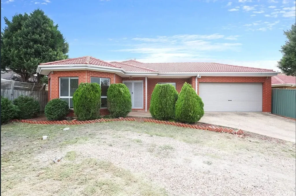Spacious 5-Bedroom Family Home with Dual Living & Dual Kitchens