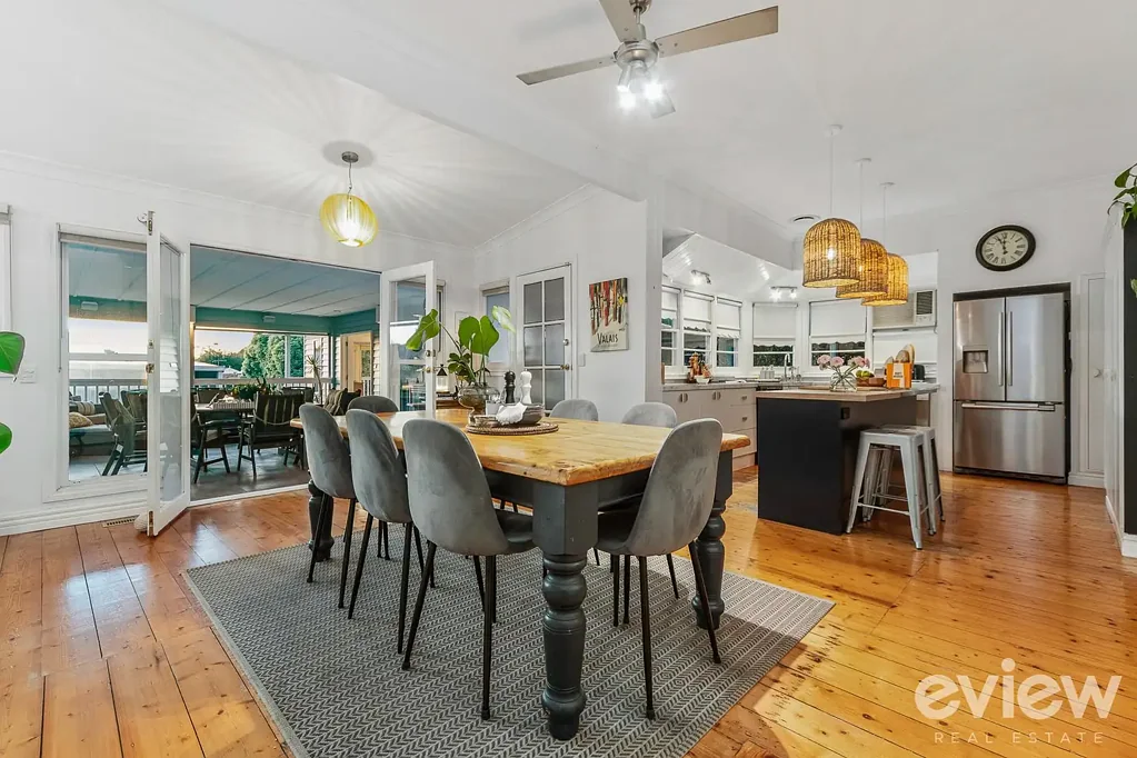 Langwarrin 4침실 Timeless 1950's Elegance, Beautifully Reimagined for Modern Living