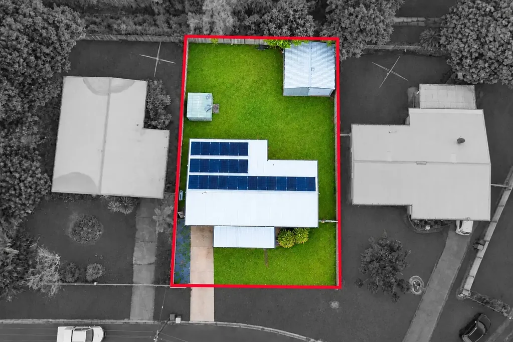 Edmonton 3कमरा STUNNING STARTER WITH IMPRESSIVE SOLAR, HUGE SHED & SIDE ACCESS
