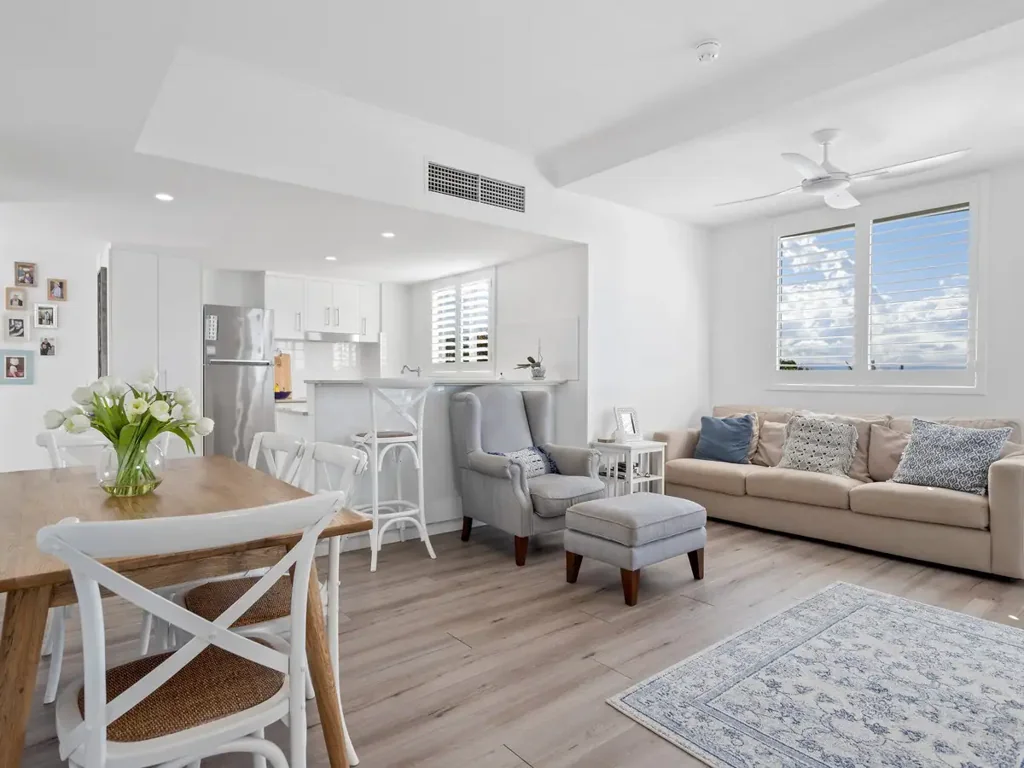 MODERN APARTMENT ONLY 2 MINS WALK TO THE BEACH