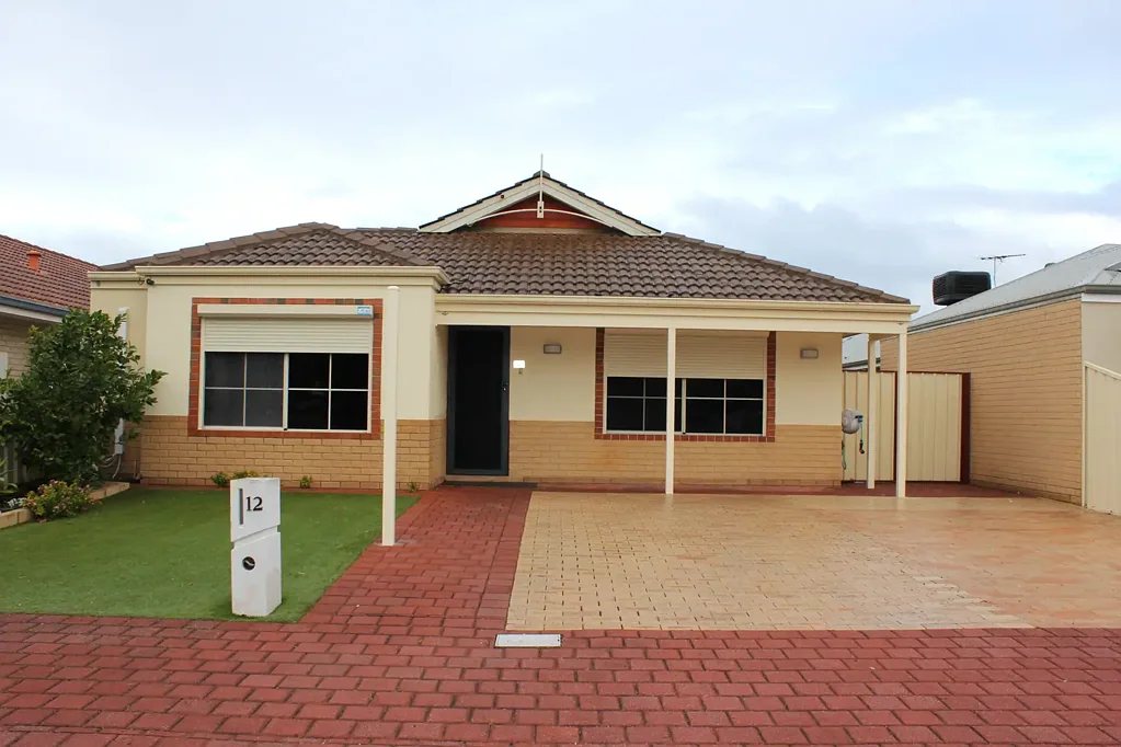EASY CARE 4x2 ON COTTAGE BLOCK OVERLOOKING PARKLANDS WITH A TRIPLE GARAGE