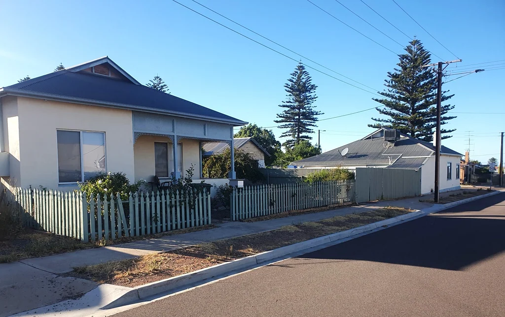Whyalla 5 Bedroom ATTRACTIVE WHICH EVER WAY YOU LOOK AT IT !