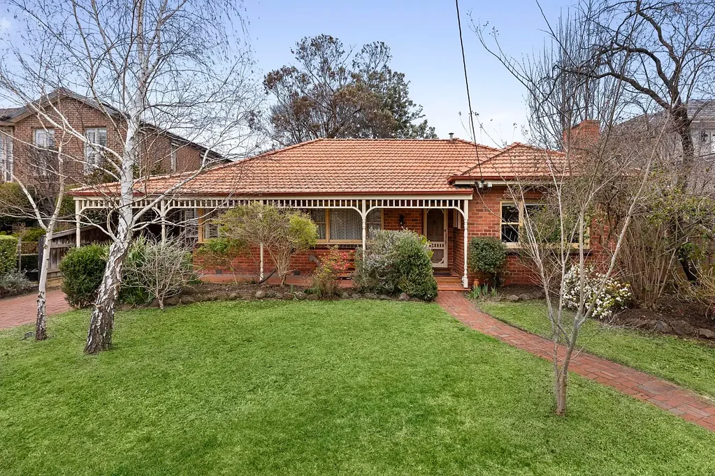 Mount Waverley 4ਬੈੱਡਰੂਮ No Heritage Overlay - Endless possibilities with this parkside beauty - Not in the VPO Zone
