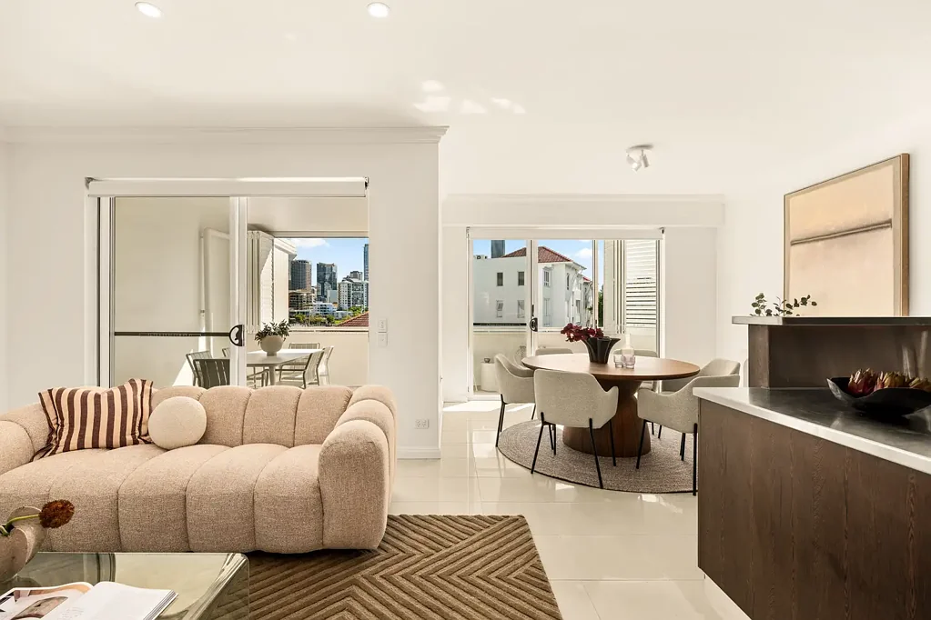 New Farm 2房 无与伦比的河滨生活，位于黄金的新农场位置 (UNRIVALLED RIVERFRONT LIVING IN A PRIME NEW FARM POSITION)