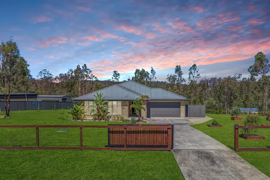 Jimboomba 4房 宽敞四卧奢居 现代厨房Smeg电器 三区灵动起居 主卧套房带步入式衣帽间 全新地毯中央空调 双车库太阳能系统 美景庭院火坑 Spacious Luxe Living