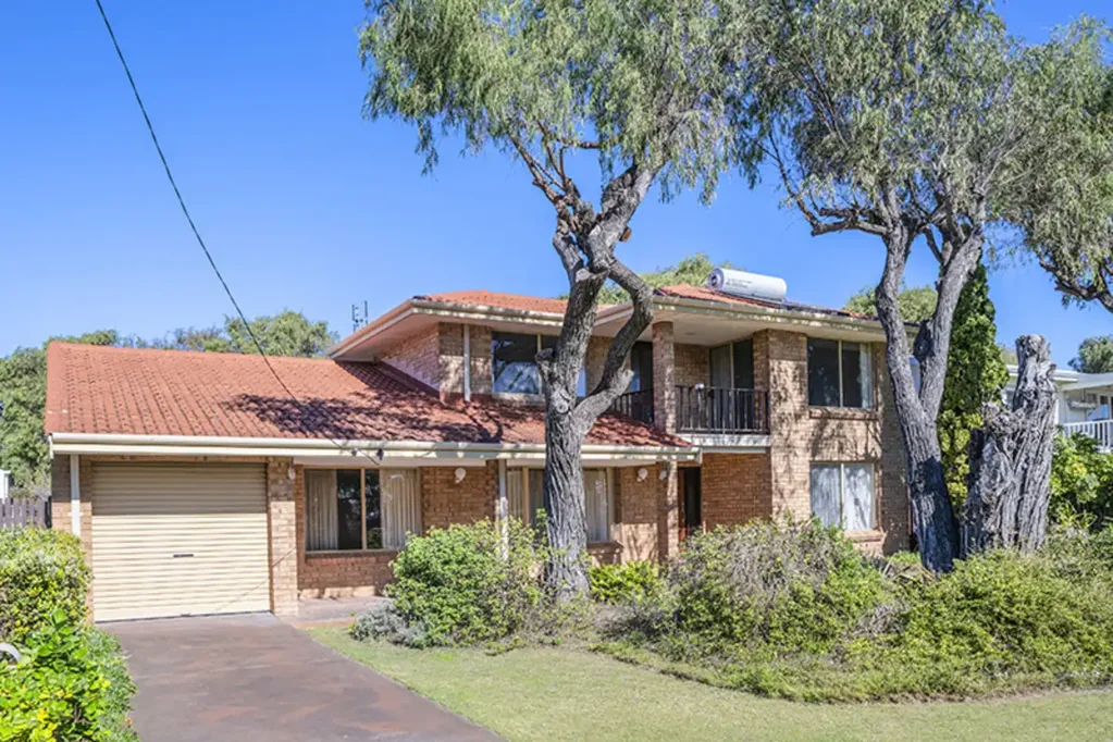 Abbey 4房  Beachfront Living with Endless Possibilities!