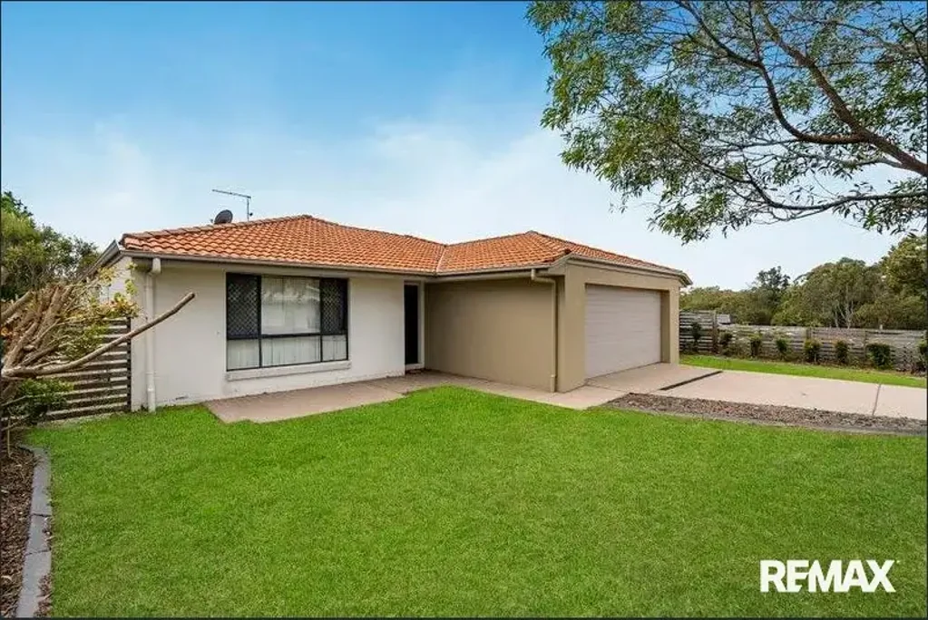 MODERN FAMILY HOME IN THE HEART OF REDLAND BAY